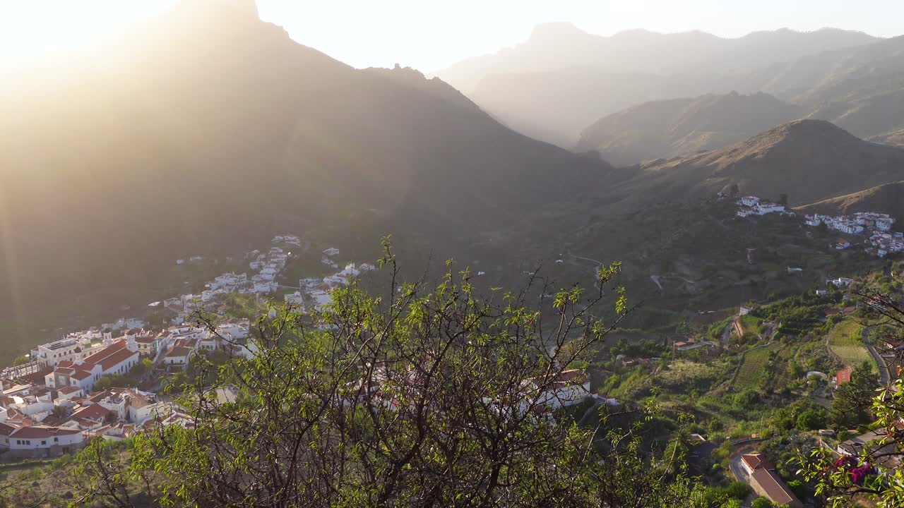 puesta de sol en la montaña de gran canaria en tejeda detrás de roque bentayga en el centro de la isla con árboles y colinas alrededor de un pequeño pueblo español