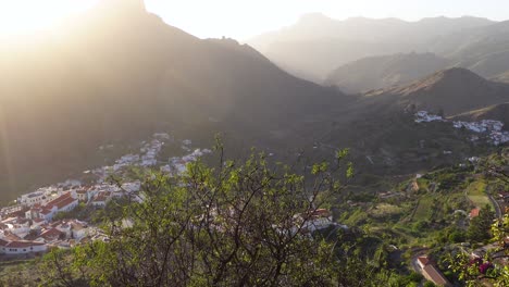 Gran-Canaria-Bergsonnenuntergang-In-Tejeda-Hinter-Roque-Bentayga-In-Der-Mitte-Der-Insel-Mit-Bäumen-Und-Hügeln-Rund-Um-Eine-Kleine-Spanische-Stadt