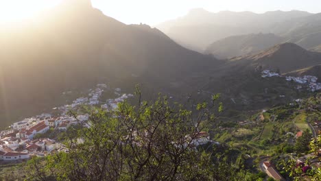 Puesta-De-Sol-En-La-Montaña-De-Gran-Canaria-En-Tejeda-Detrás-De-Roque-Bentayga-En-El-Centro-De-La-Isla-Con-árboles-Y-Colinas-Alrededor-De-Un-Pequeño-Pueblo-Español