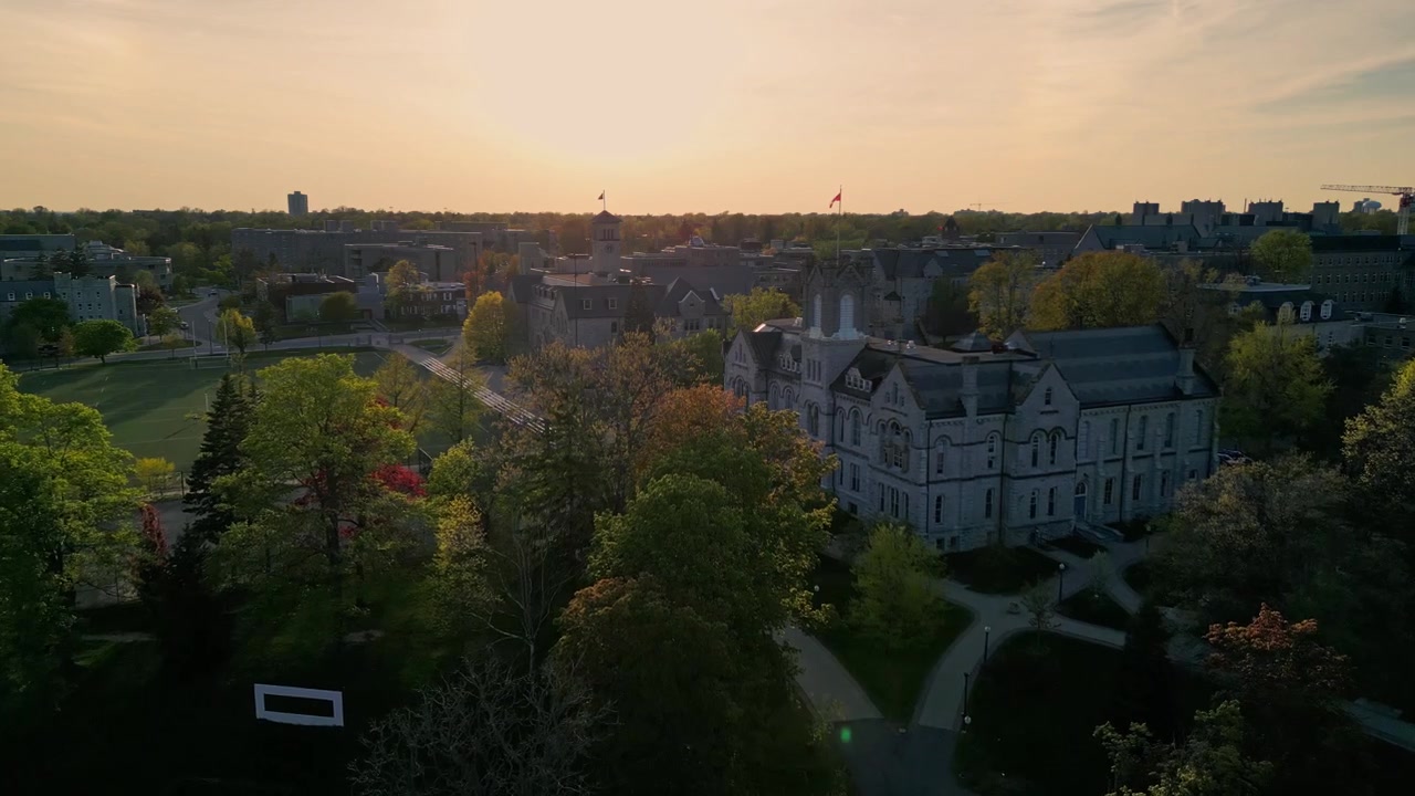 Veduta aerea della Queens University durante l'ora d'oro con un cielo arancione