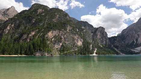 lago de braies en los dolomitas, en los alpes italianos