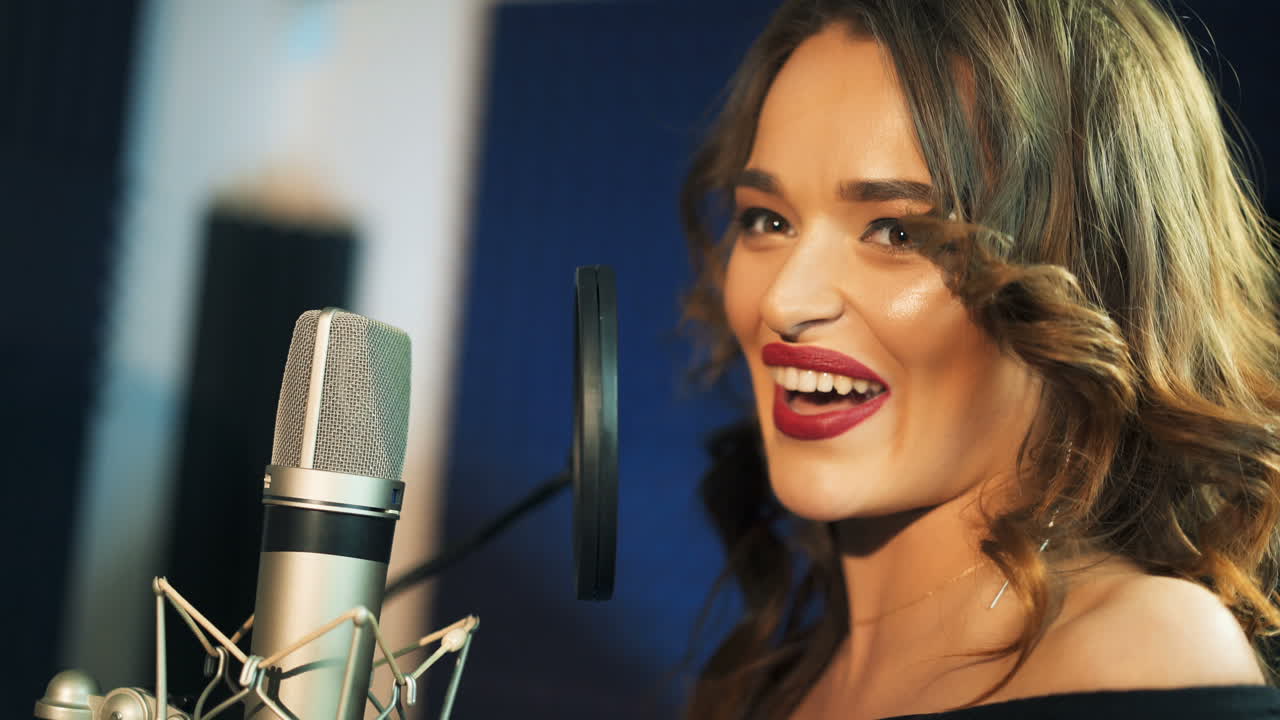 Voce femminile. Donna che canta nello studio di registrazione. Profilo di una donna con un bel viso e labbra
