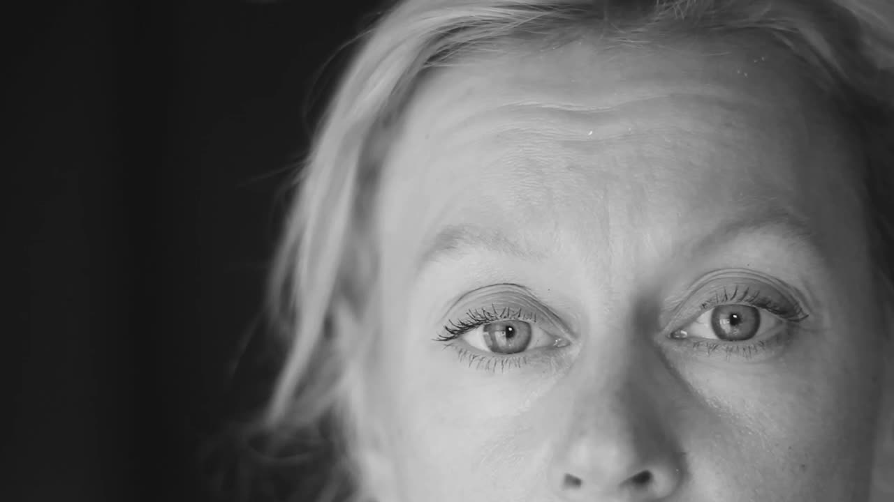 Стоковое видео: молодая женщина из Омана ищет лист справа на черном фоне