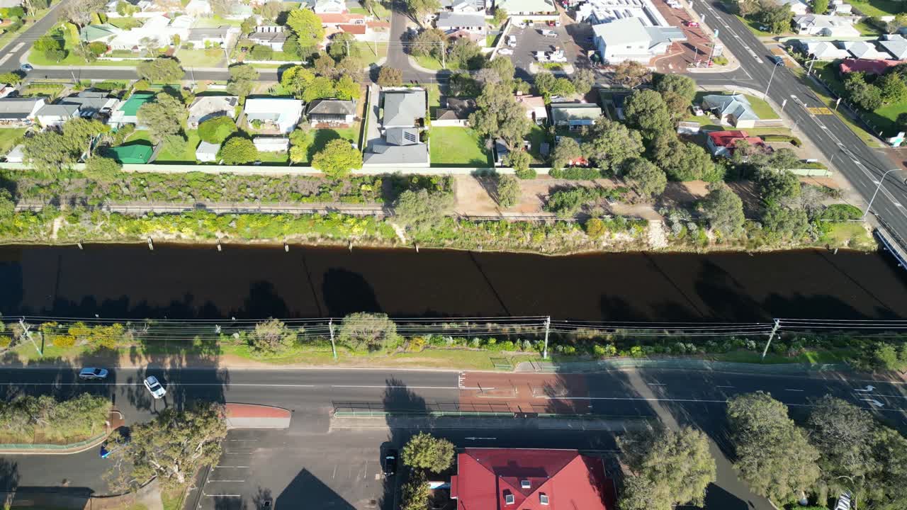 물 운하와 함께 서부 오스트레일리아의 도시 버셀턴의 공중 사진