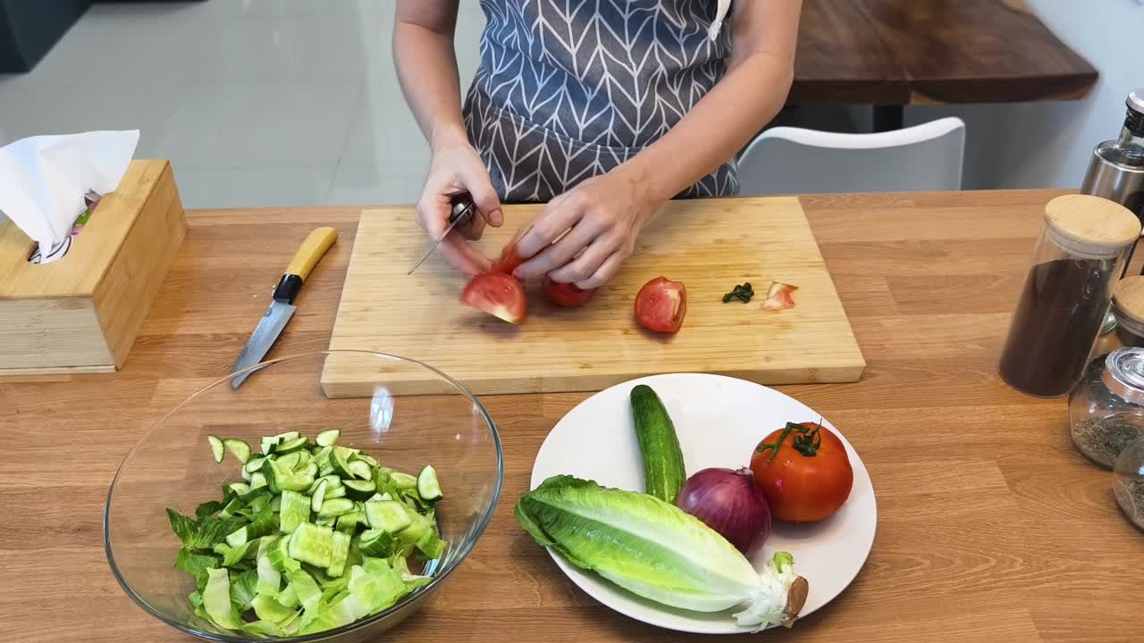 estoy preparando una ensalada.