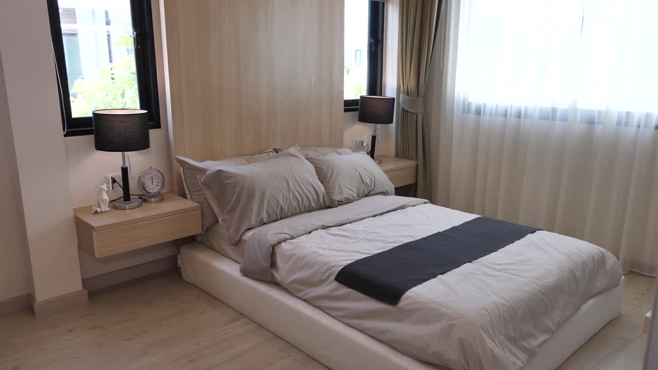 현대적이고 세련된 가구가 완비된 마스터 침실 장식