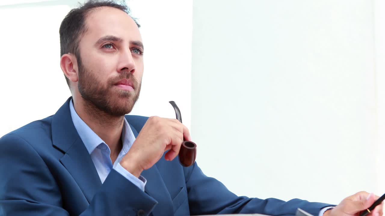 hombre de negocios escribiendo en una máquina de escribir