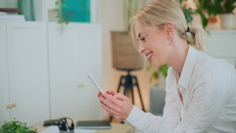 Glückliches-Mädchen-Beim-Einkaufen-Mit-Digital-Tablette