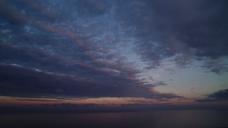 time-lapse licht uitgerekte wolken boven avondhemel-1