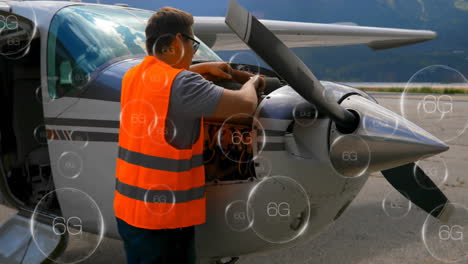 mecánico trabajando en el motor del avión con animación de tecnología 6g sobre la escena