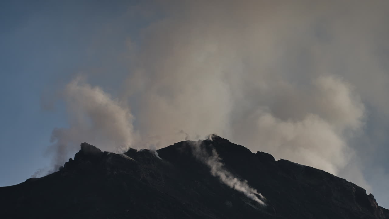 스트롬볼리 화산 4k 32