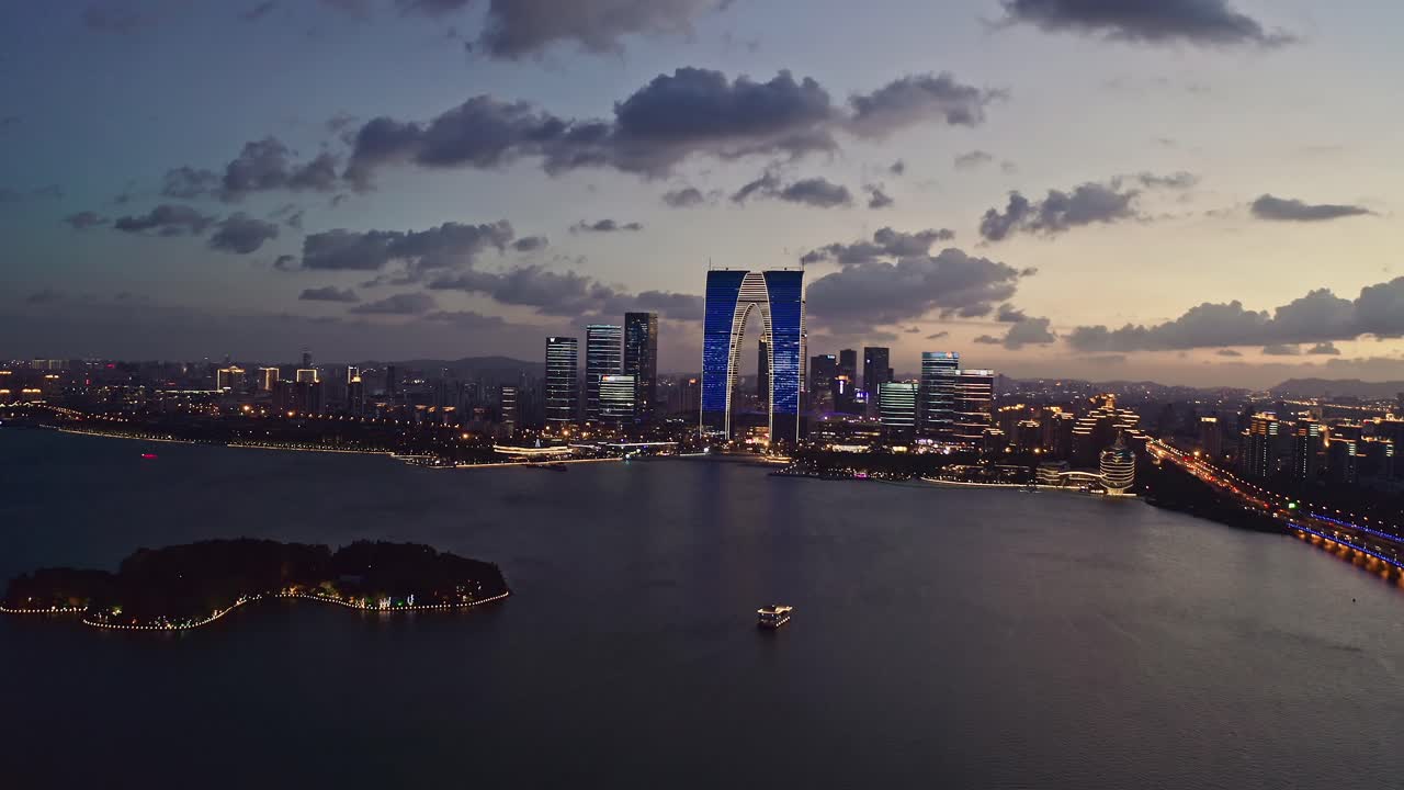 Suzhou, Çin'deki Jinji Gölü kenarında gece CBD binaları.
