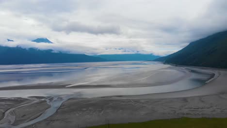 4K-Filmdrohnenvideo-Von-Bergen-Mit-Blick-Auf-Die-Turnagain-Arm-Bucht-Bei-Ebbe-In-Der-Nähe-Des-Ankerplatzes,-Jang