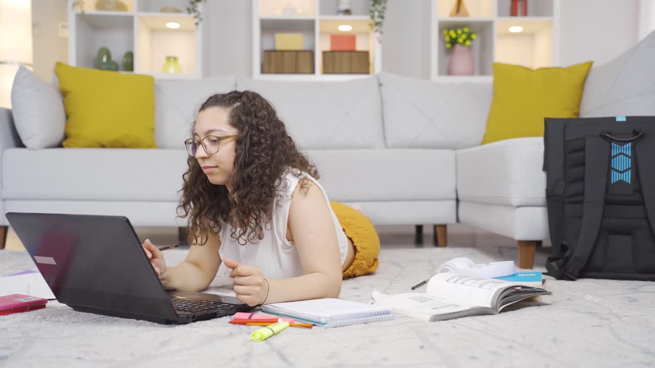 una estudiante feliz bailando.