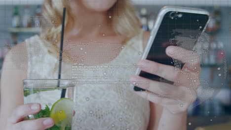 animación del procesamiento de datos sobre una mujer caucásica que usa un teléfono inteligente