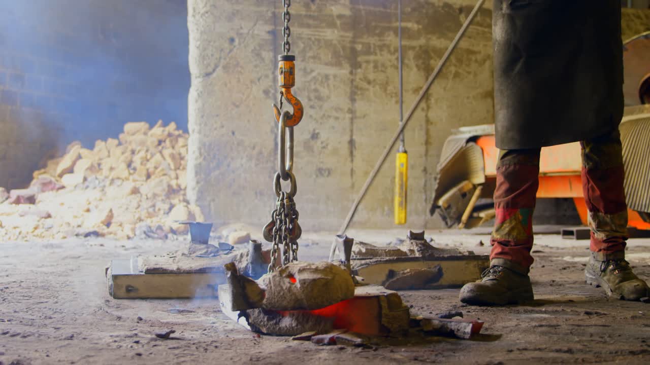 trabajador colgando fundición de metal con grúa aérea 4k