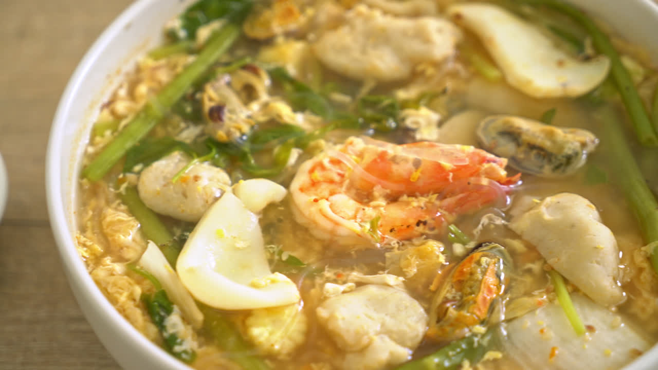 sopa de sukiyaki con tazón de mariscos - estilo de comida asiática