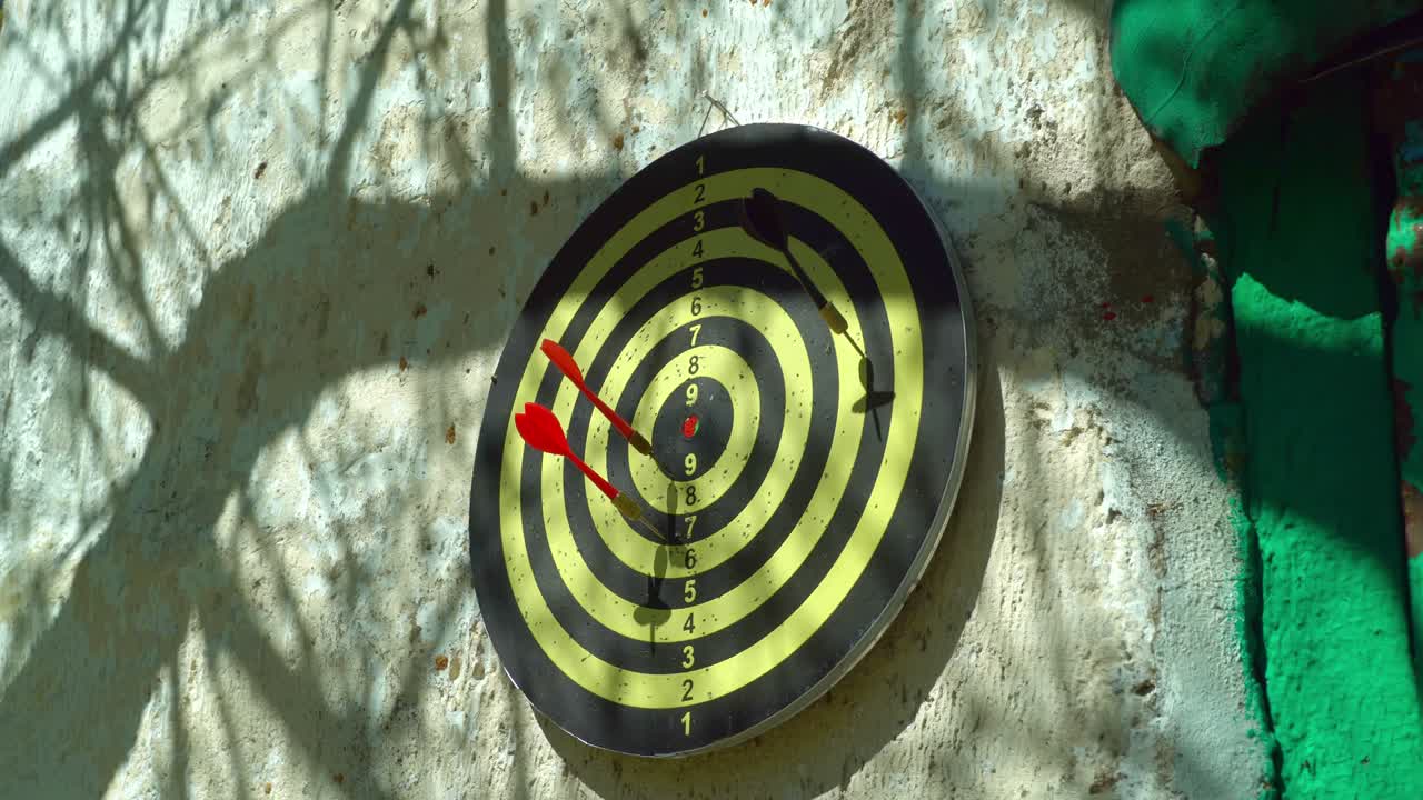 un juego de dardos. y alguien lanzará dardos en el tablero de dardas.