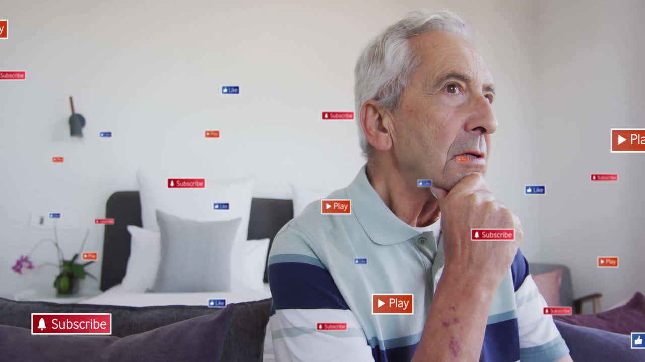 hombre anciano pensando con botones de redes sociales animación sobre el fondo de la sala de estar