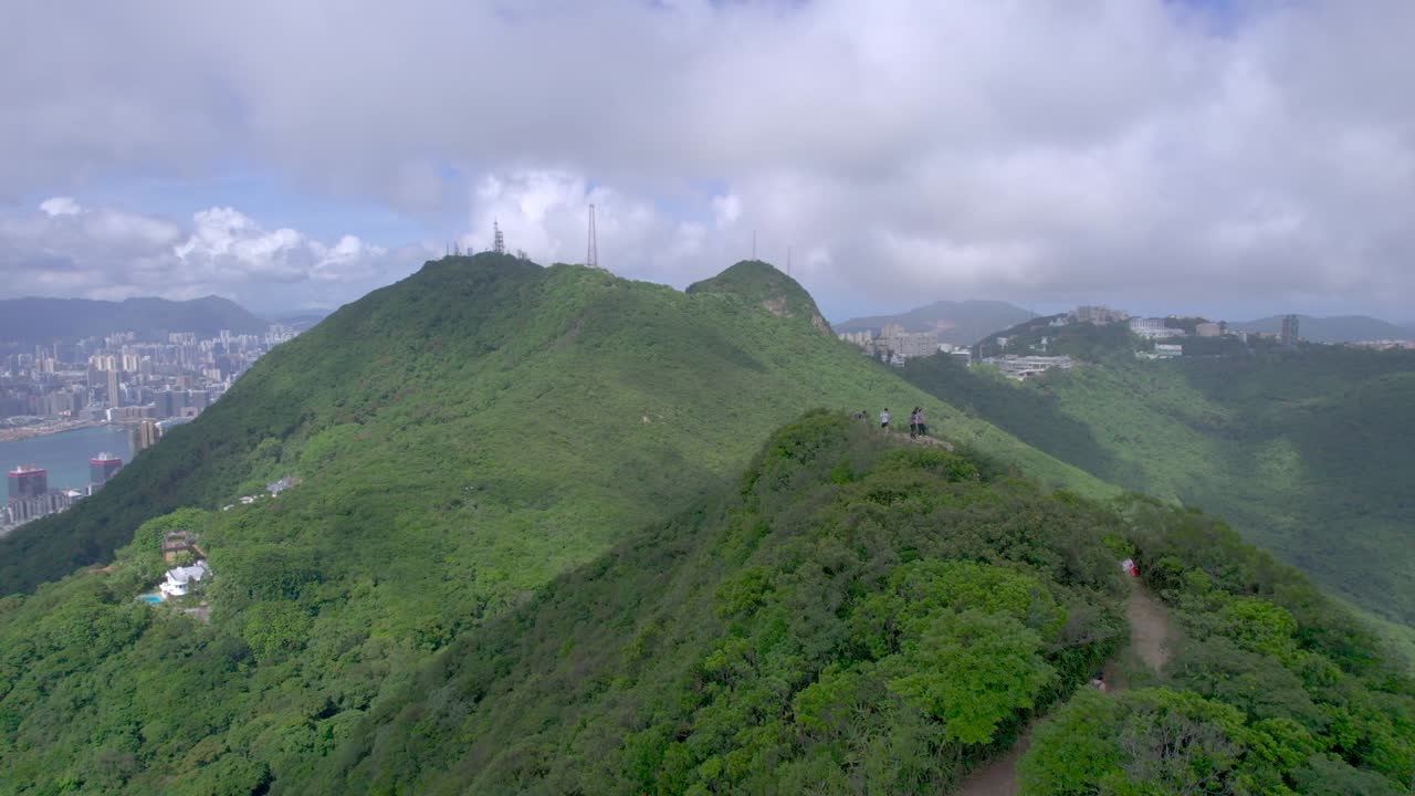 산꼭대기 서쪽에서 홍콩의 빅토리아 항구를 바라보는 웅장한 아름다움의 풍경