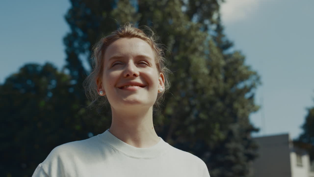 retrato de una mujer de pie saludando a la luz del sol al aire libre. mujer de primer plano ver a un amigo fuera