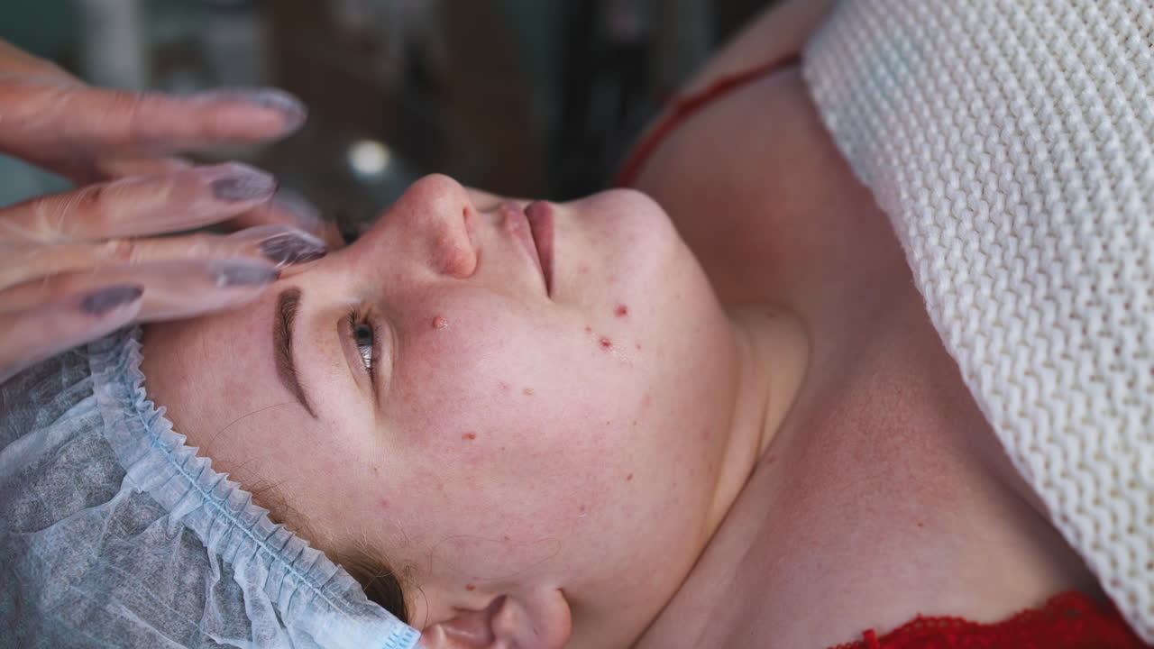 미용사 는 클리닉 에서 과체중 이 있는 여자 의 얼굴 을 마사지 한다