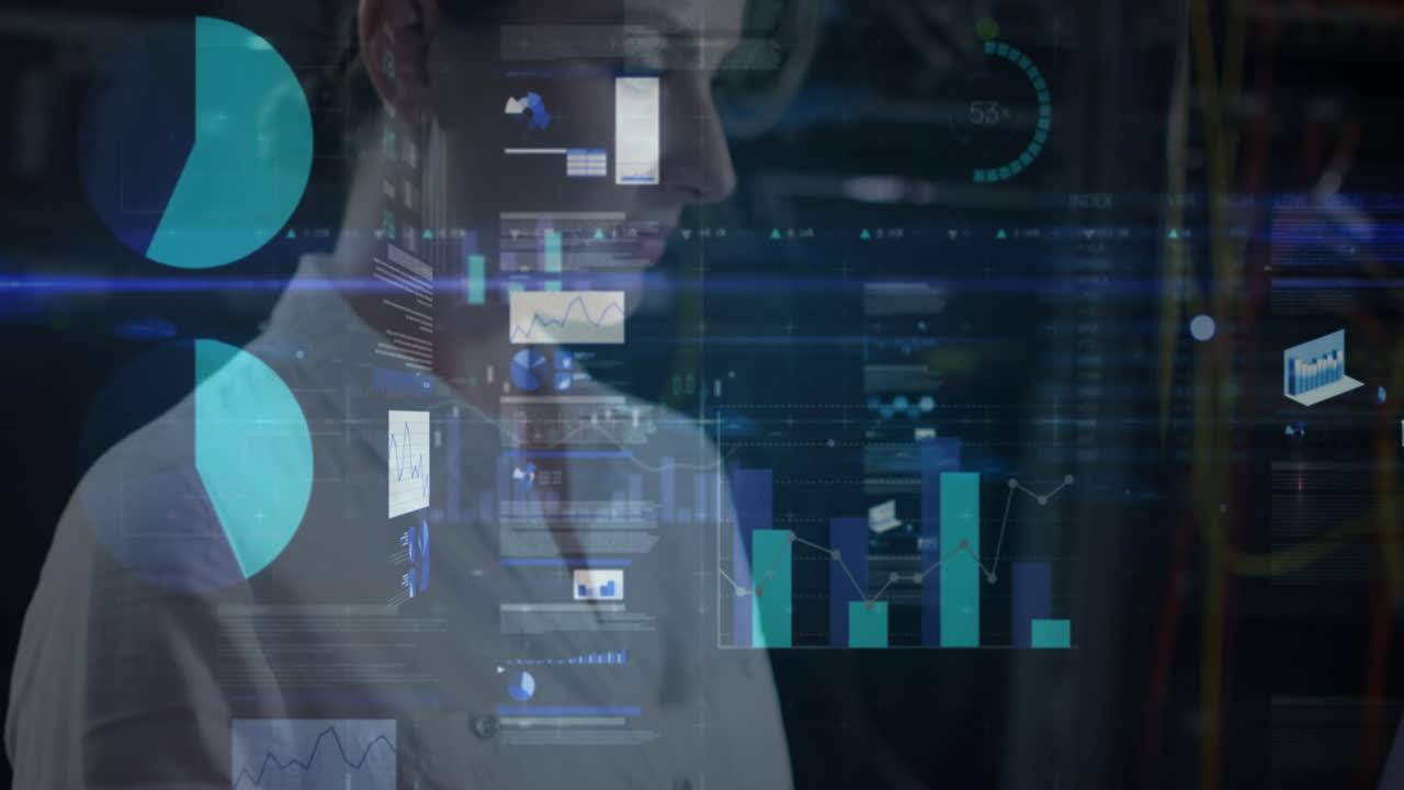 animación del procesamiento de datos sobre ingeniera de ti caucásica con computadora portátil por servidor de computadora