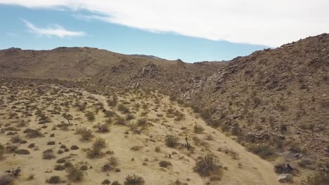 toma aérea de un hermoso desierto rocoso y arenoso en verano