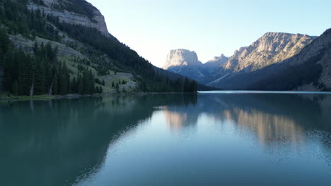 volar sobre aguas tranquilas con reflejo de espejo en lagos de río verde en wyoming