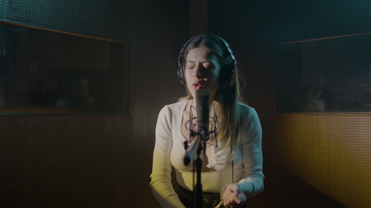 음악 스튜디오에서 일하는 아름다운 여성 가수