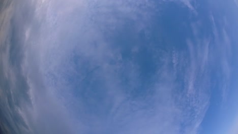 Cielo-Azul-Y-Capa-De-Nubes-Moviéndose-En-Una-Hermosa-Tarde-Soleada