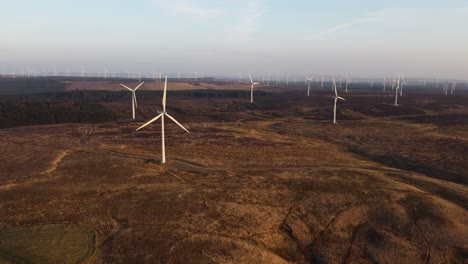 Windpark-Auf-Schottischem-Moorland-In-Der-Abenddämmerung