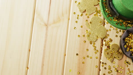 video del sombrero verde de san patricio, trébol y pajarita sobre fondo de madera