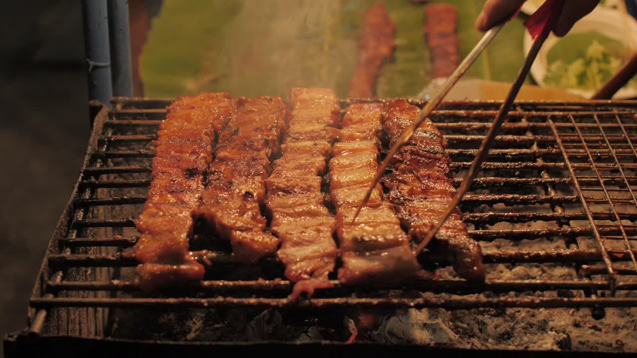 thail style bbq 길거리 음식 시장 - 태국에서 길거리 음식 시장을 걷는 사람들