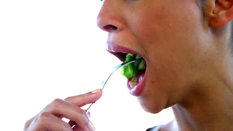 mujer comiendo ensalada