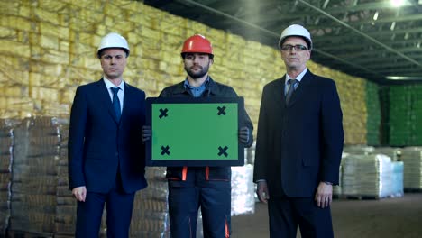 personas que sostienen el pad de chromakey