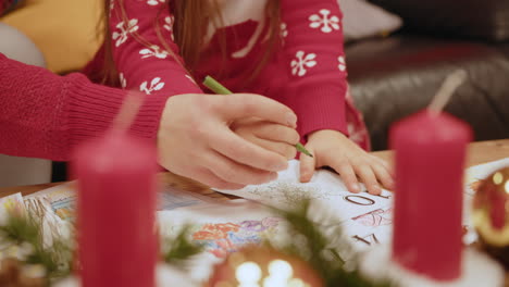 niño coloreando con los padres durante la navidad
