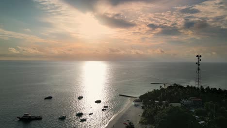 Cielo-Del-Atardecer-Reflejado-En-El-Océano-Índico-En-La-Isla-Fulidhoo,-Maldivas,-Aéreo