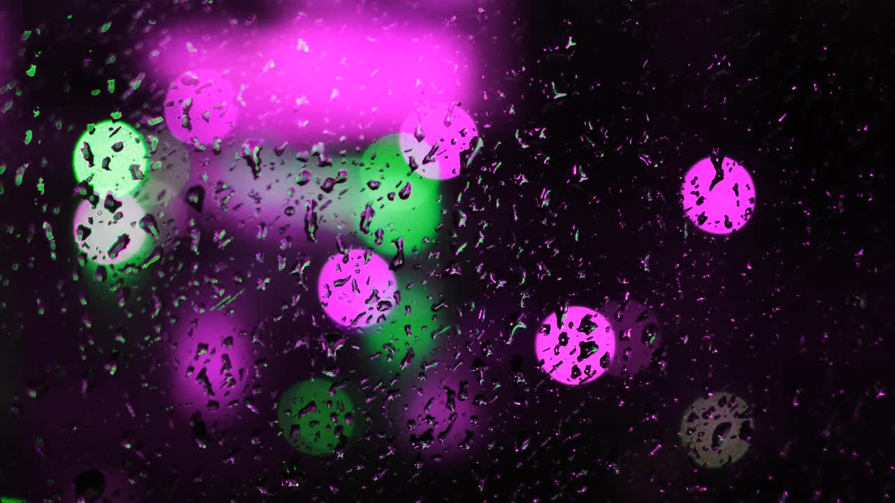 luces de la ciudad con rayas de lluvia por la noche