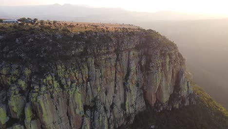 High-rocky-cliffs-of-the-Drakensberg-Mountain-Range,-South-Africa-on-a-sunny-day