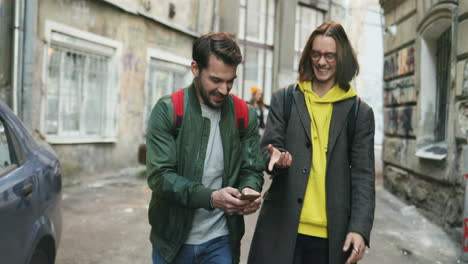 vista cercana de jóvenes amigos caucásicos caminando por la calle