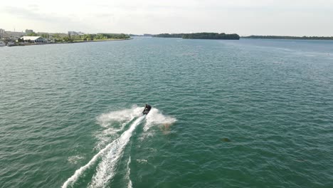 Machen-Sie-Eine-Pause-Und-Fahren-Sie-Mit-Dem-Jetski-Den-Majestätischen-Fluss-Von-Detroit-Hinunter