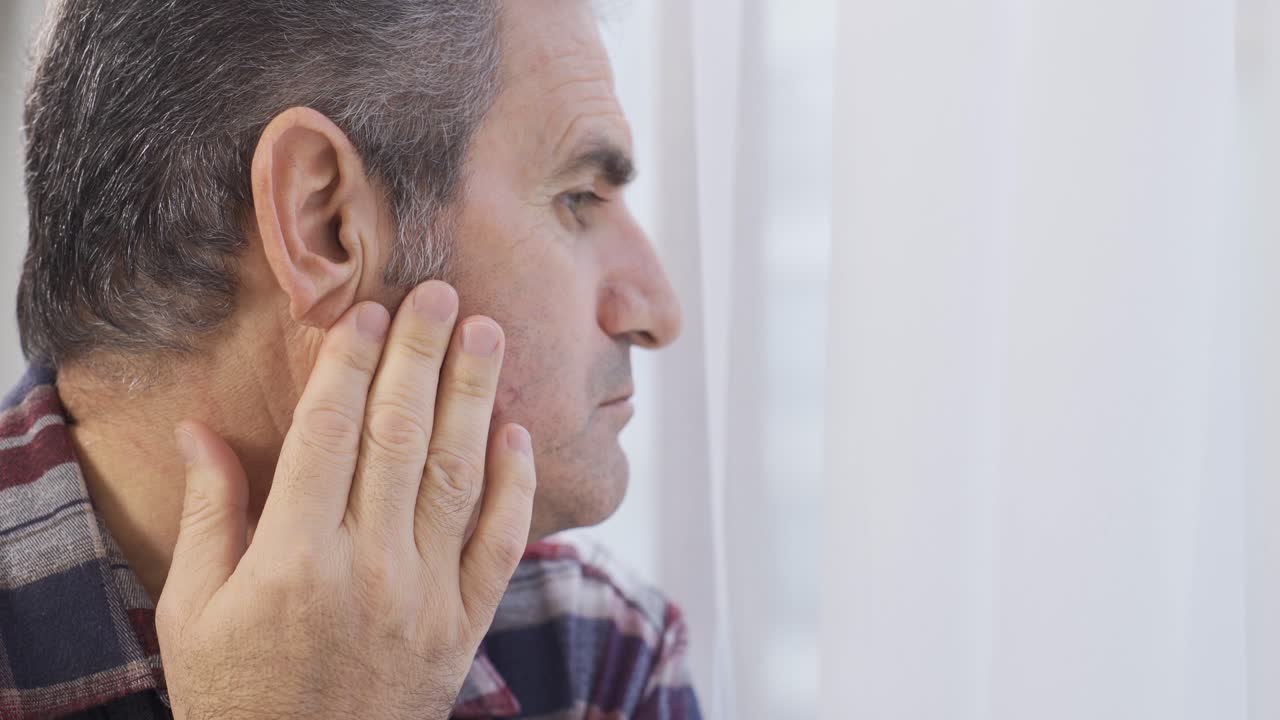 el hombre con la mancha de rosa en la cara. irritación facial.