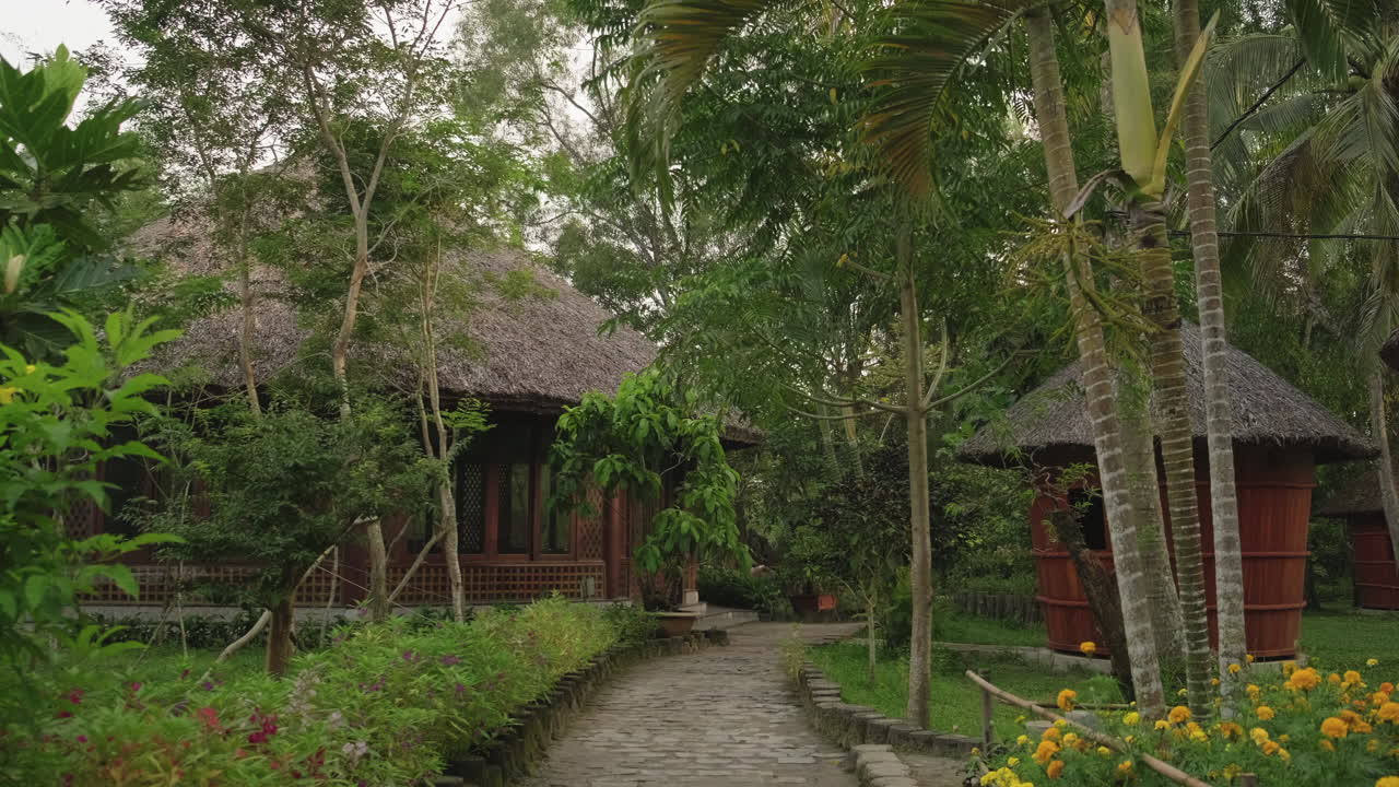 jardín tropical con cabañas de madera