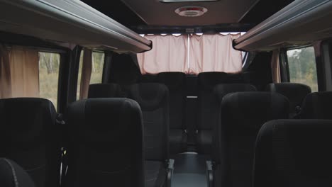 autobús de pasajeros en interiores