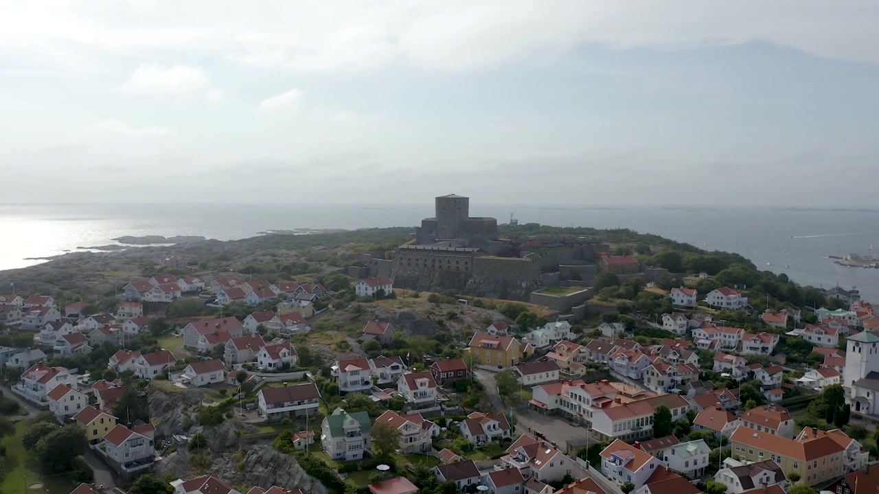 Volo di drone lontano dalla fortezza di Marstrand