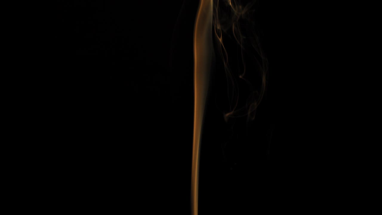 검은 바탕에 오렌지색 연기가 아오릅니다.