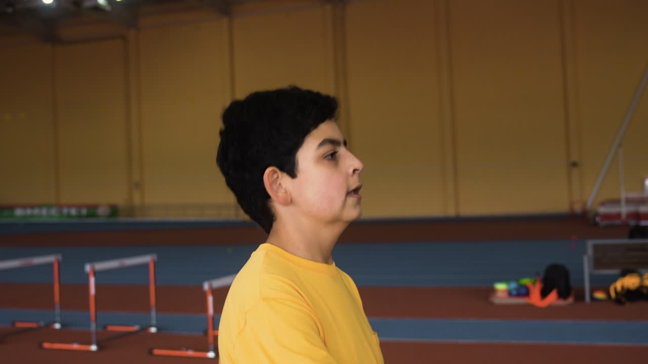 실내에서 훈련하는 소년