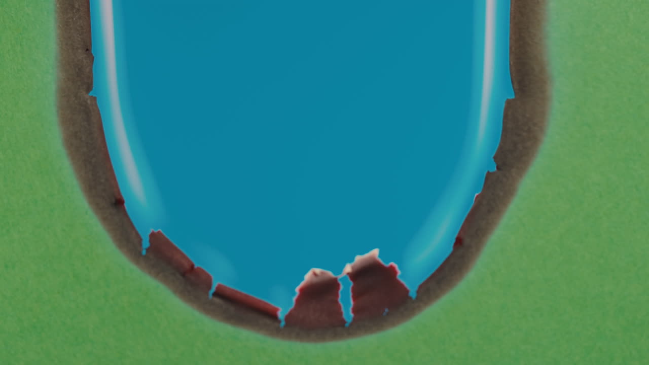 Foro di carta bruciata su sfondo verde