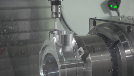 cierre imágenes en tiempo real de maquinaria precisa y proceso automático para fabricar piezas industriales complejas